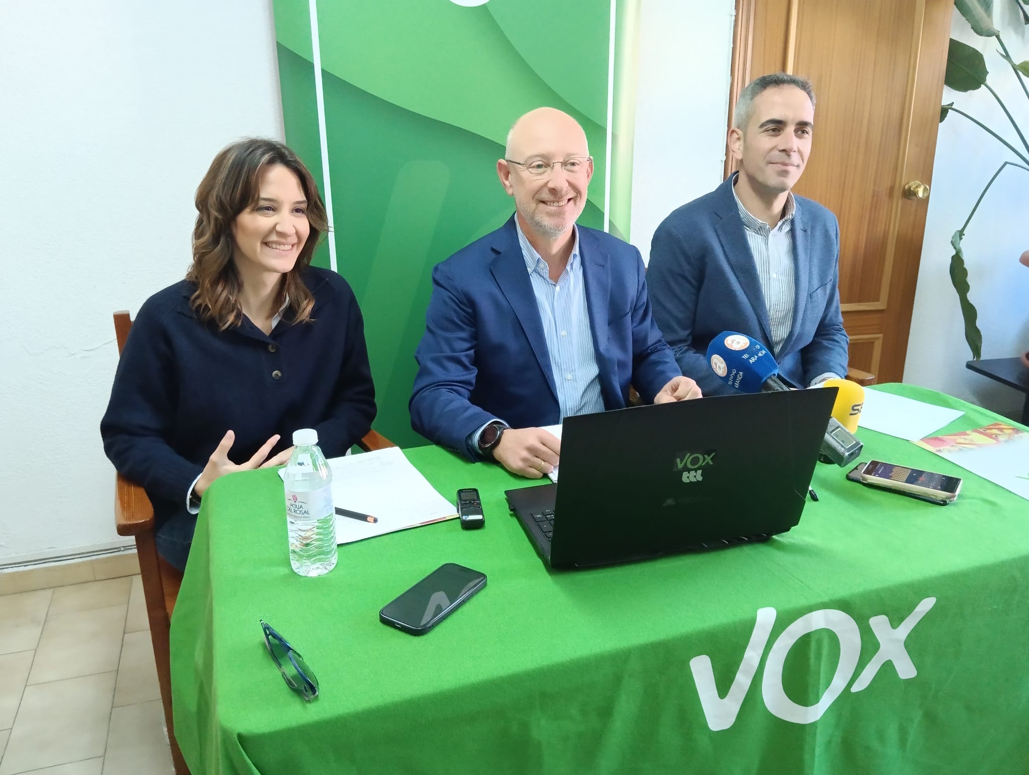 Alejandra Medina y Sergio Chagartegui, concejales de Vox, con Ignacio Sicilia, procurador en las Cortes (en el centro)