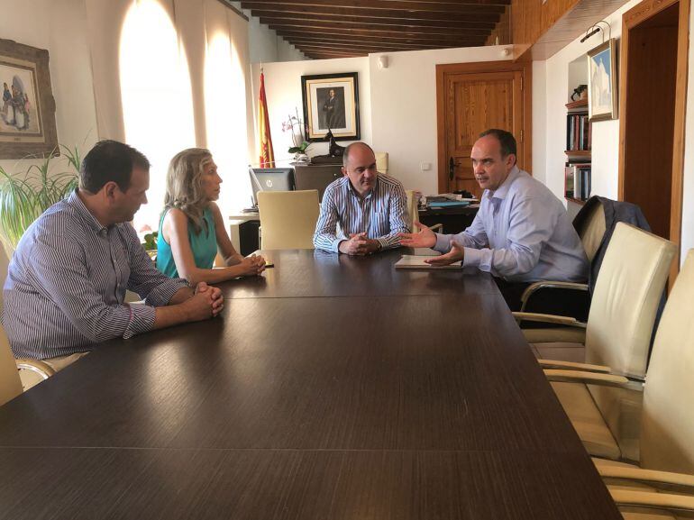 Un momento durante la reunión entre el Director Insular y los representantes municipales