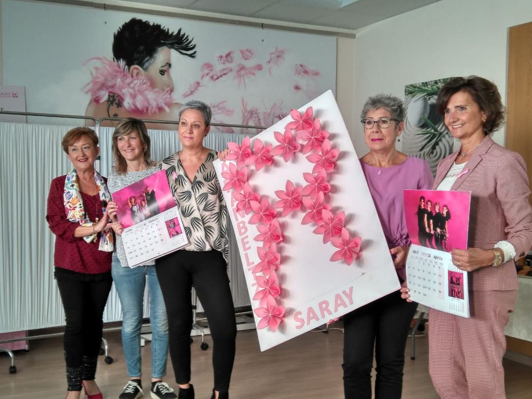 Miembros de la asociación SARAY posan con el calendario solidario