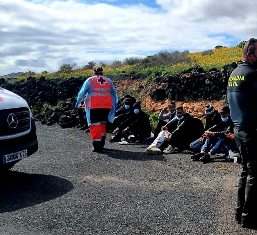 Efectivos de Cruz Roja Lanzarote atendiendo a alguno de los migrantes.