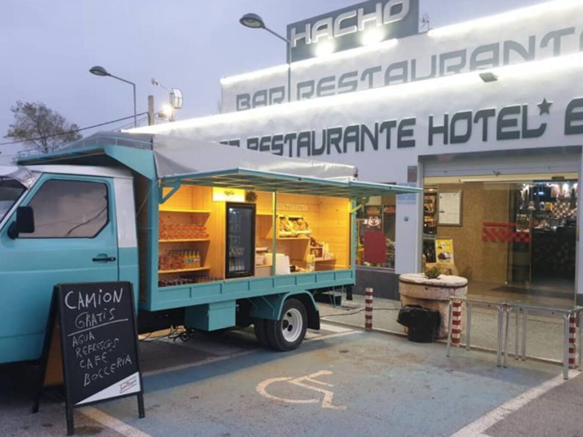 El área de servicio que ofrece comida y bebida gratis a camioneros en España