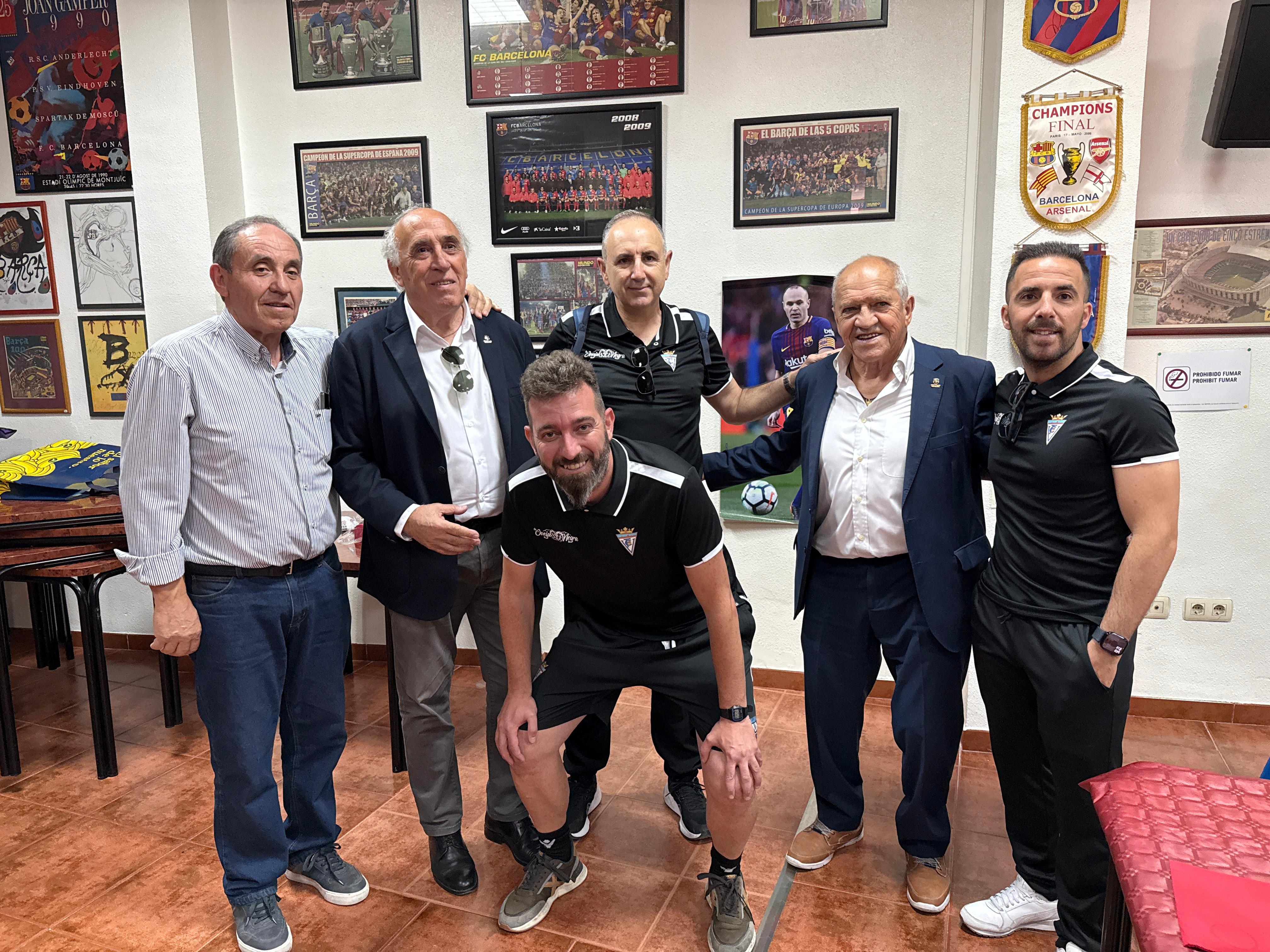 Asensi y Zubiría, con veteranos del Villena CF