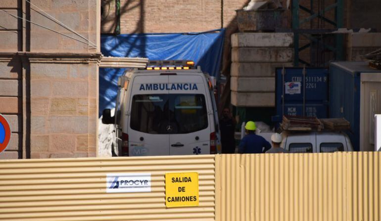 Servicios sanitarios atienden el accidente laboral en el ayuntamiento.