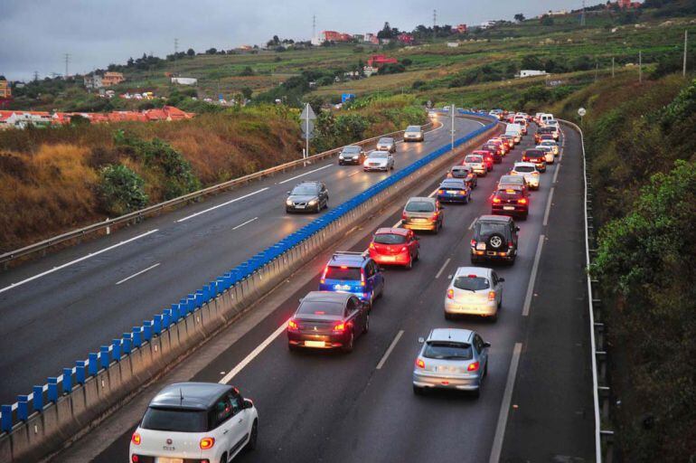 Los técnicos prevén que la autopista pueda estar de nuevo operativa a partir de las 06.00 horas del martes.