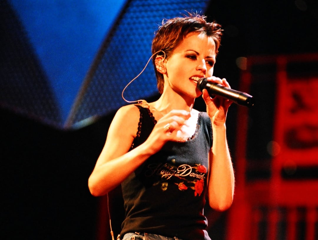 La cantante de The Cranberries durante una actuación en los años noventa