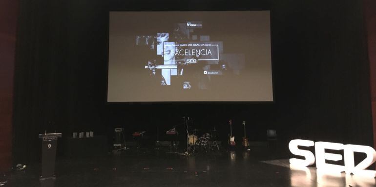 Escenario del Kursaal donde se entregarán los Premios Radio San Sebastián a la Excelencia.