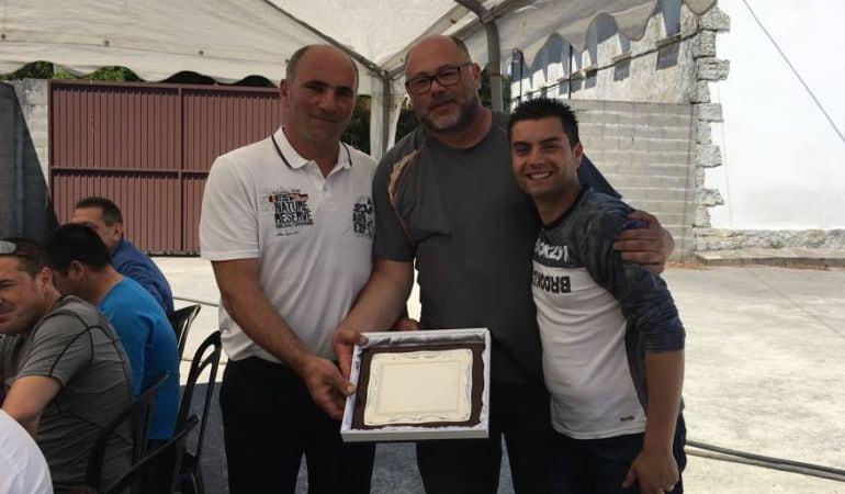 Simón Rodríguez recibiendo una placa conmemorativa por sus 25 años de Guardia Civil en Castroverde y Baleira