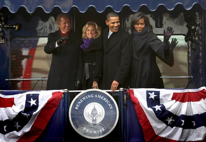 El vicepresidente electo Joseph Biden, su esposa Jill Biden, el presidente electo Barack Obama y su esposa Michelle en la estación de Wilmington