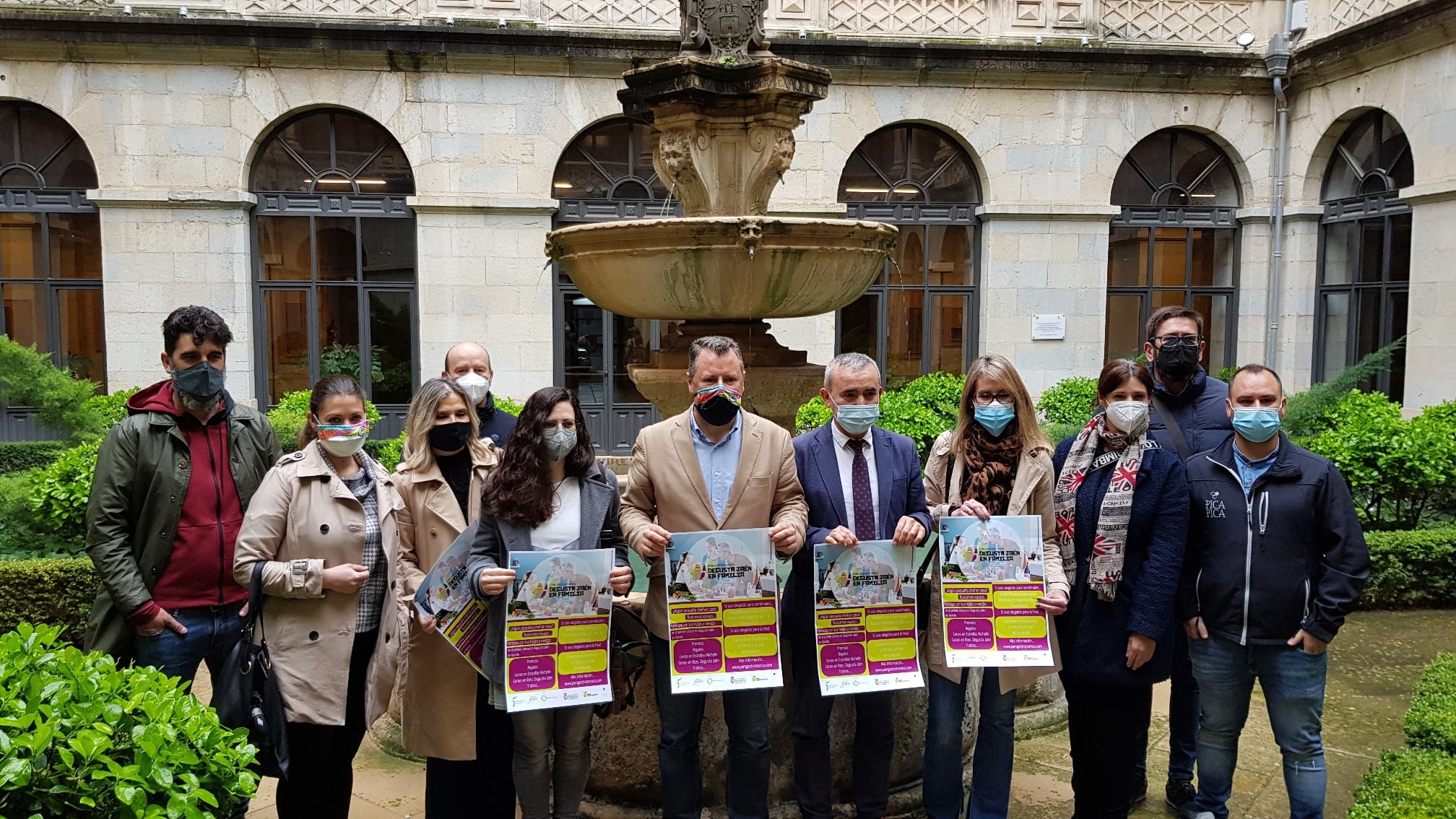 Organizadores y colaboradores del Concurso de Cocina &#039;Degusta Jaén en familia&#039; con los carteles de la actividad.