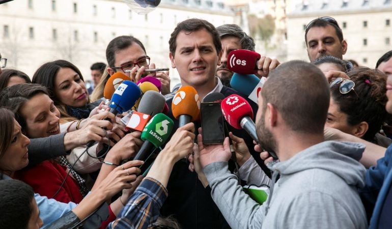 El líder de Ciudadanos, Albert Rivera, en declaraciones a los medios durante la visita que hoy ha realizado con la Ejecutiva nacional al Monasterio de San Lorenzo de El Escorial. 