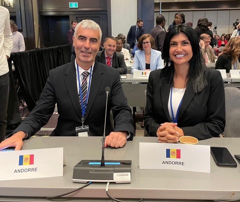 La presidenta del grup parlamentari d'Andorra Endavant, Carine Montaner, amb el conseller d'Acció Marc Magallon en una reunió de l'Asssemblea Parlamentària de la Francofonia.