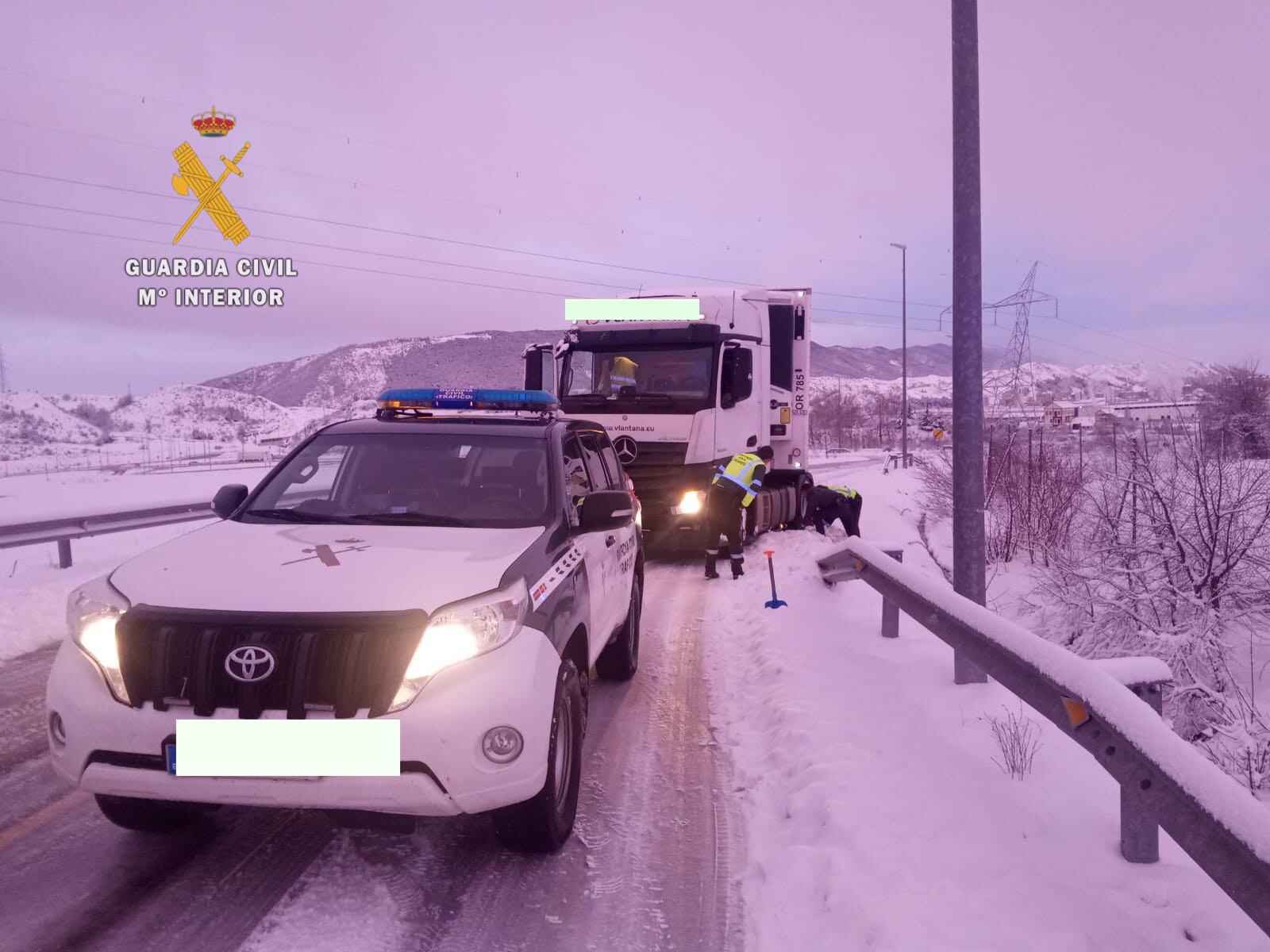 La Guardia Civil ha ayudado en las carreteras durante el temporal