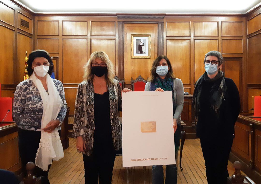 El jurado con la obra ganadora