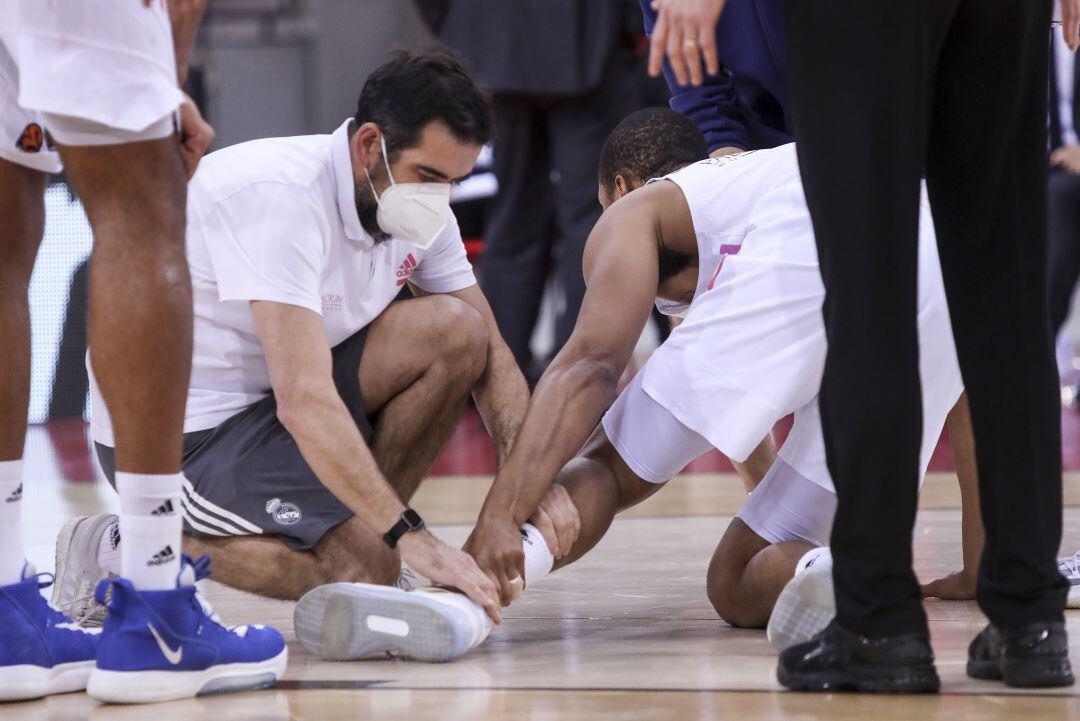 Anthony Randolph, atendido por los servicios médicos tras lesionarse en el partido entre el Olympiakos y el Real Madrid. 