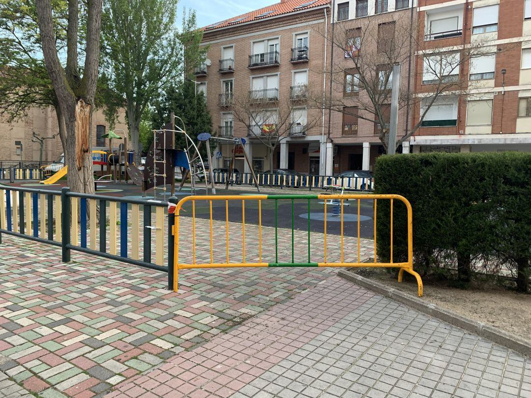 Los juegos infantiles de los parques siguen cerrados en Medina del Campo