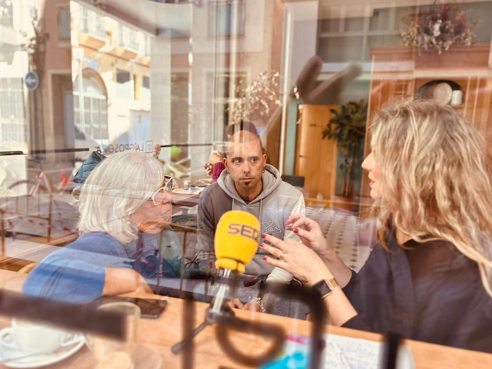 Ana Gil, periodista de la Cadena SER de Huelva conversa con Aitor enfermo de Sudeck y Santos, abuela de Esther, una niña con Síndrome de Rett