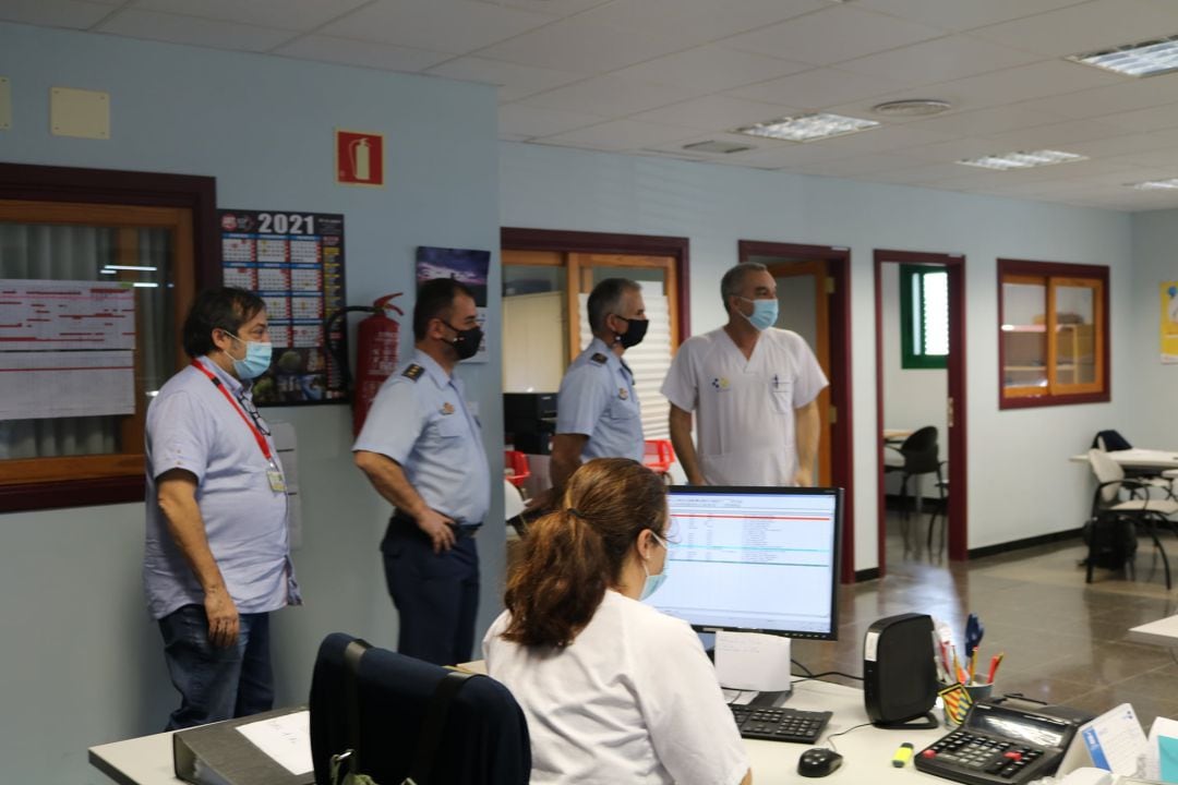 Visita de rastreadores militares al hospital doctor José Molina Orosa de Arrecife.