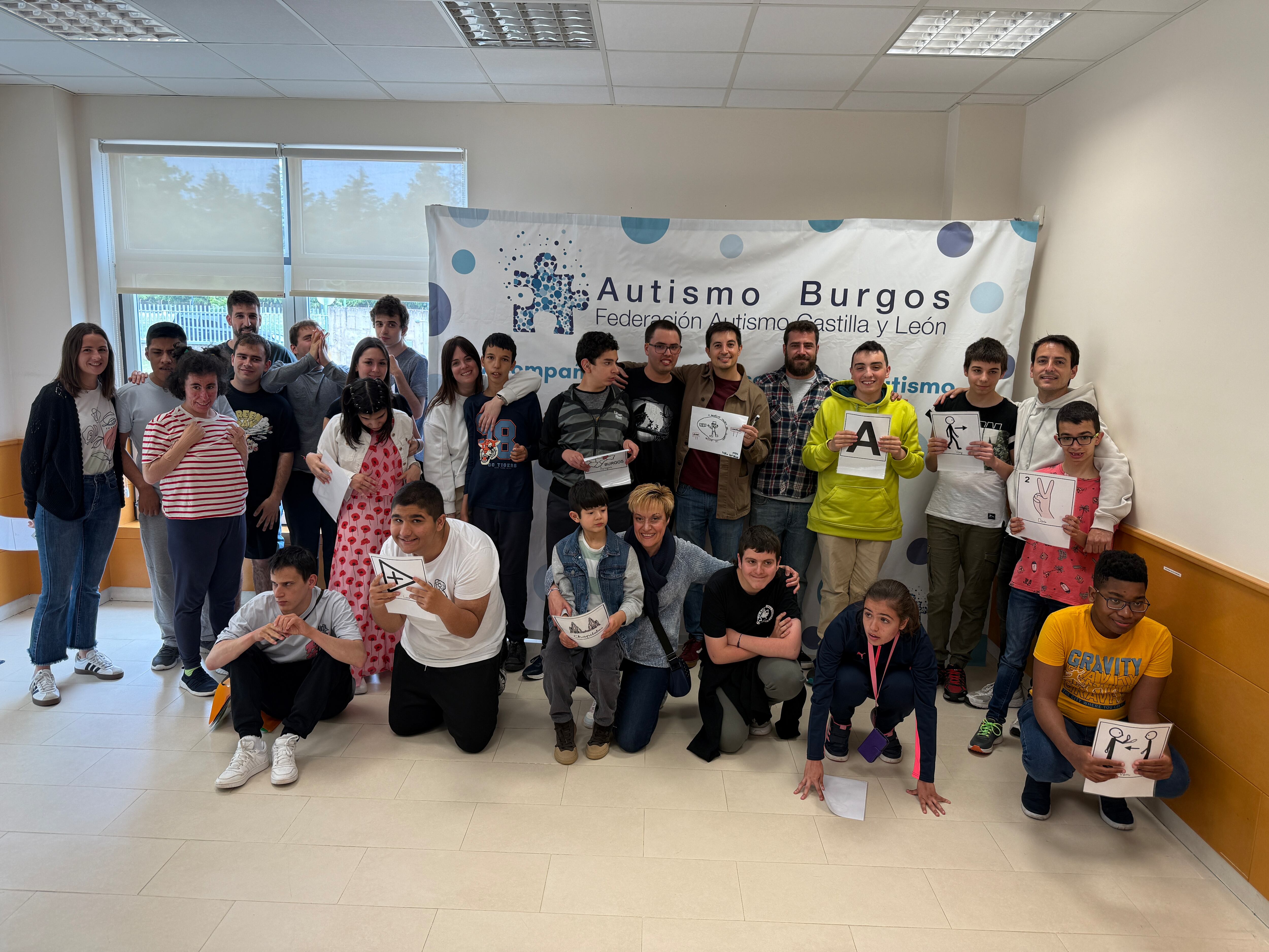  La banda burgalesa La M.O.D.A. (La Maravillosa Orquesta del Alcohol) ha lanzado una colección solidaria de camisetas y productos artesanales de la mano de los usuarios del Centro de Día de Autismo Burgos.