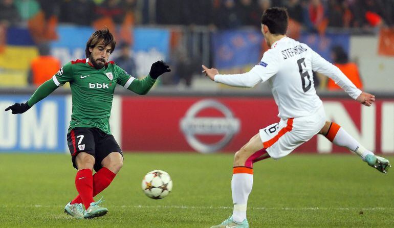 El jugador del Shakhtar Donetsk Taras Stepanenko (dcha) pelea por el control del balón con el jugador del Athletic Club, Beñat, durante el partido del grupo H de la Liga de Campeones disputado en Lviv, Ucrania, el 25 de noviembre del 2014.