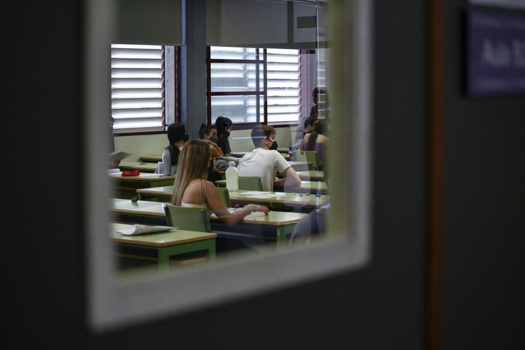 Estudiantes realizando exámenes en la Universitat Politècnica