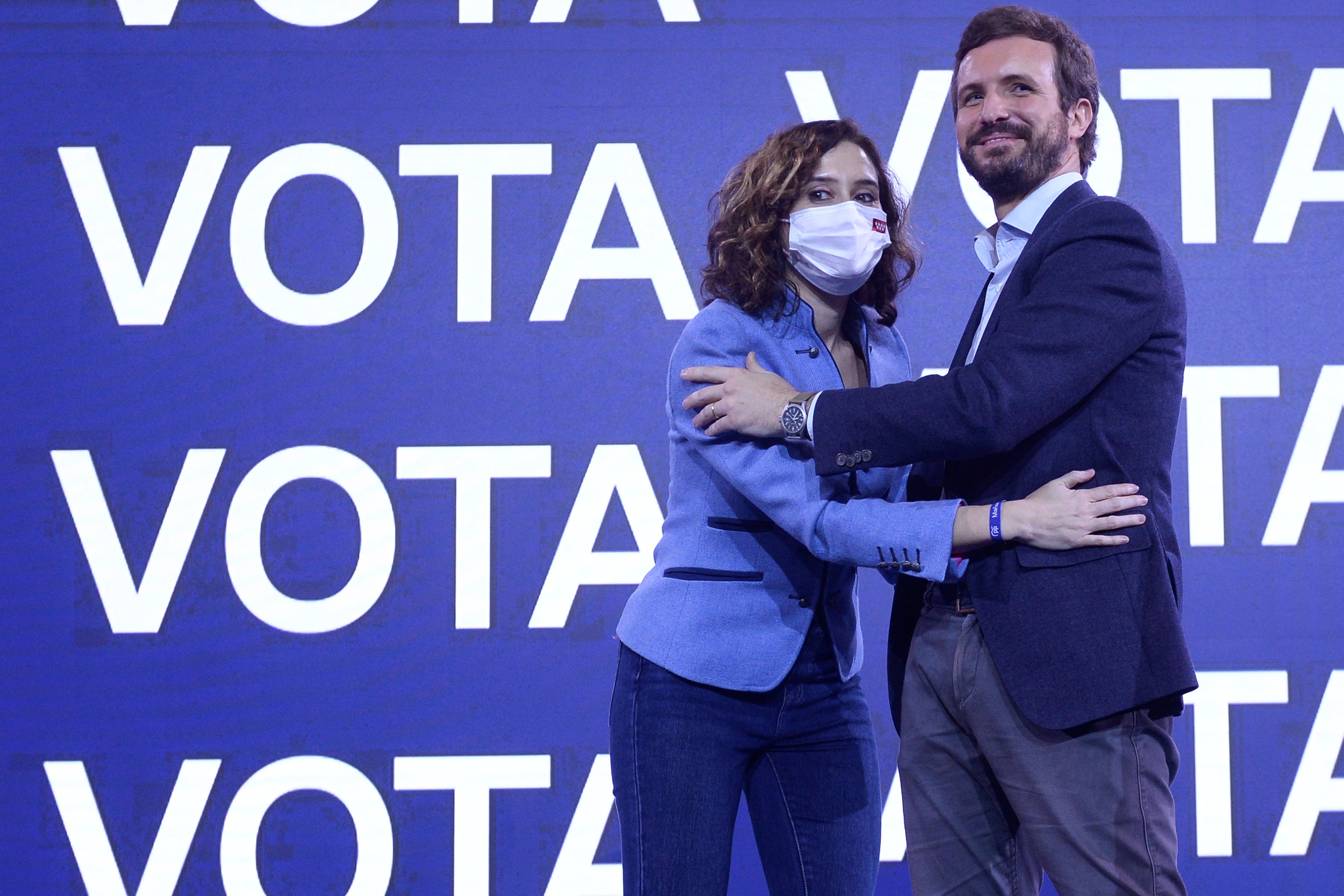 VALLADOLID, 11/02/2022.- El presidente del PP, Pablo Casado junto a la presidenta de la Comunidad de Madrid, Isabel Díaz Ayuso, se saludan en el acto de cierre de campaña a la presidencia de la presidencia de la Junta de Castilla y León. EFE/Nacho Gallego
