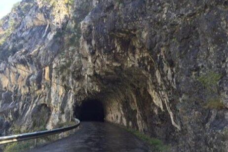 Carretera entre Salinas de Sin y Plan en el Valle de Chistau
