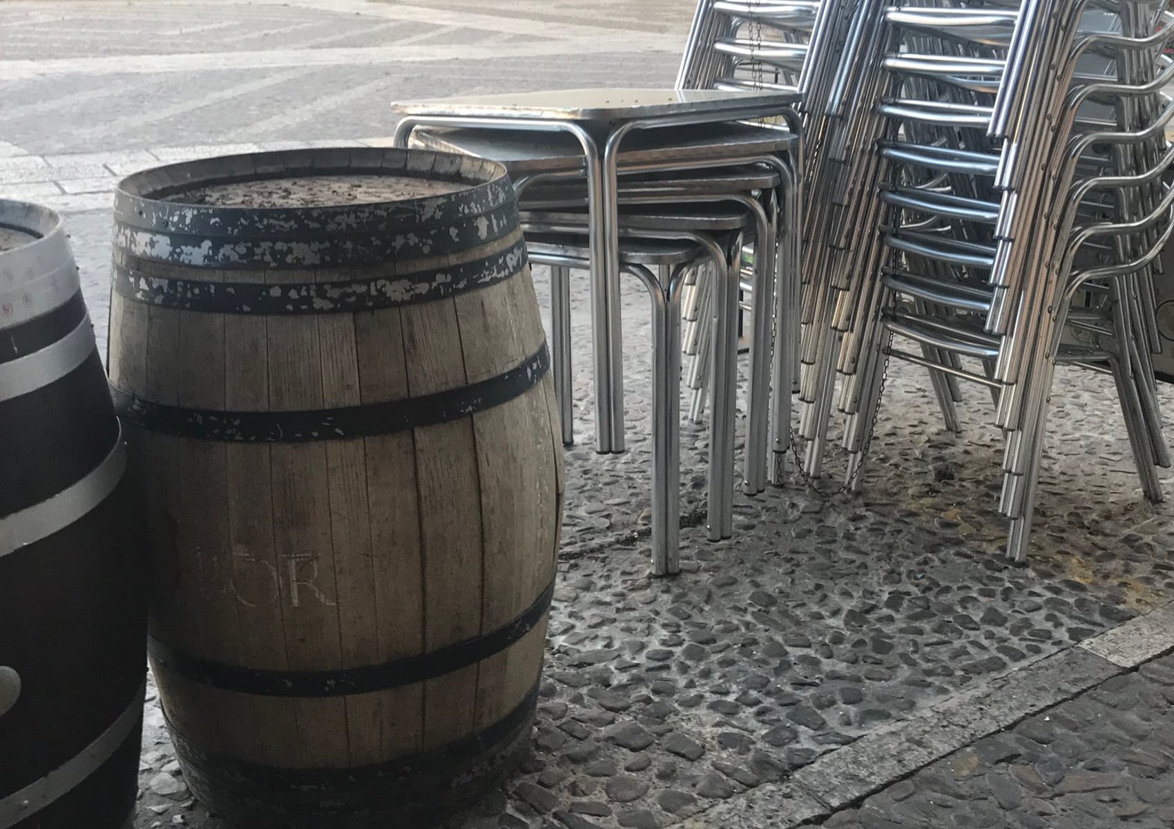 Imagen de archivo de mesas y sillas apiladas en la terraza de un bar de Valdepeñas (Ciudad Real)