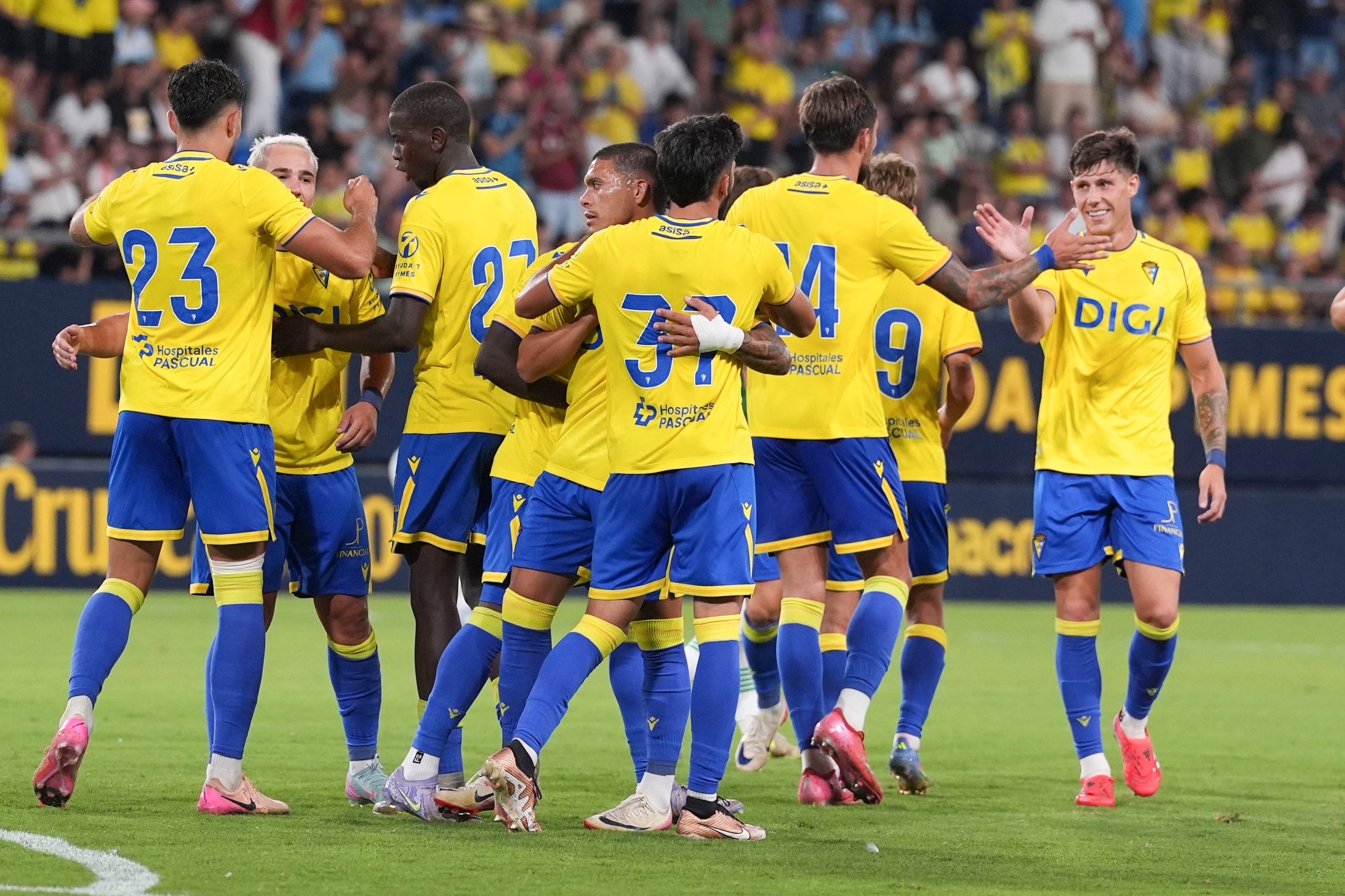 CÁDIZ, 09/08/2025.- Los jugadores del Cádiz celebran el primer gol marcado por Mario Climent, durante el partido del LXXI Trofeo Carranza que enfrenta al Cádiz CF y el Córdoba CF hoy sábado en el estadio Nuevo Mirandilla, en Cádiz. EFE/Román Ríos.
