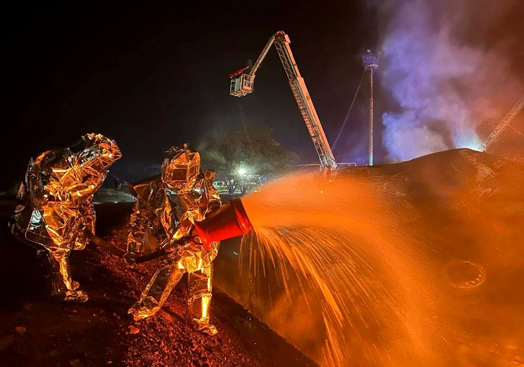 Una foto proporcionada por el Servicio Estatal de Emergencias muestra a los rescatistas ucranianos trabajando en el lugar de un ataque ruso a una instalación de infraestructura cerca de Odesa. EFE/EPA/STATE EMERGENCY SERVICE HANDOUT HANDOUT HANDOUT 
