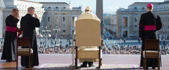 BAC02 CIUDAD DEL VATICANO (VATICANO), 19/11/2014.- Imagen facilitada por el L&#039;Osservatore Romano que muestra al papa Francisco (c) a su llegada a la audiencia general semanal en la Plaza de San Pedro, Ciudad del Vaticano, Vaticano hoy 19 de noviembre de 2