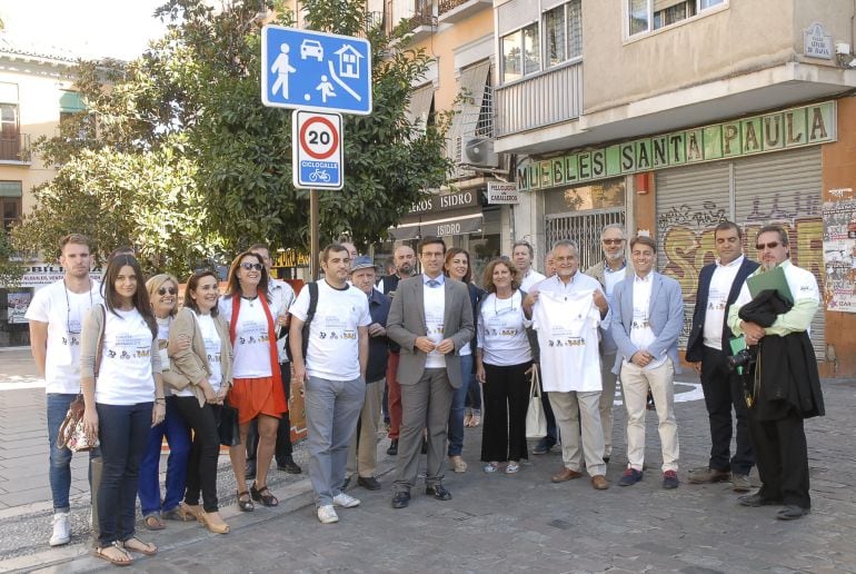 El alcalde Paco Cuenca inaugura la calle Santa Paula como la primera ciclovía de Granada. 