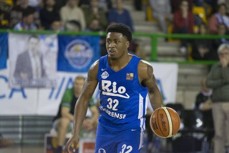 Sexta victoria consecutiva, del Club Ourense Baloncesto, en el Pazo de los deportes Paco Paz, frente a Cáceres por 90 a 72. En la imagen el base del equipo ourensano, Johnson.