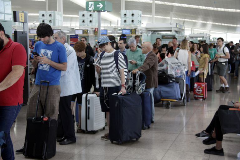 Imagen de las colas de pasajeros ante el mostrados de reclamaciones de Vueling