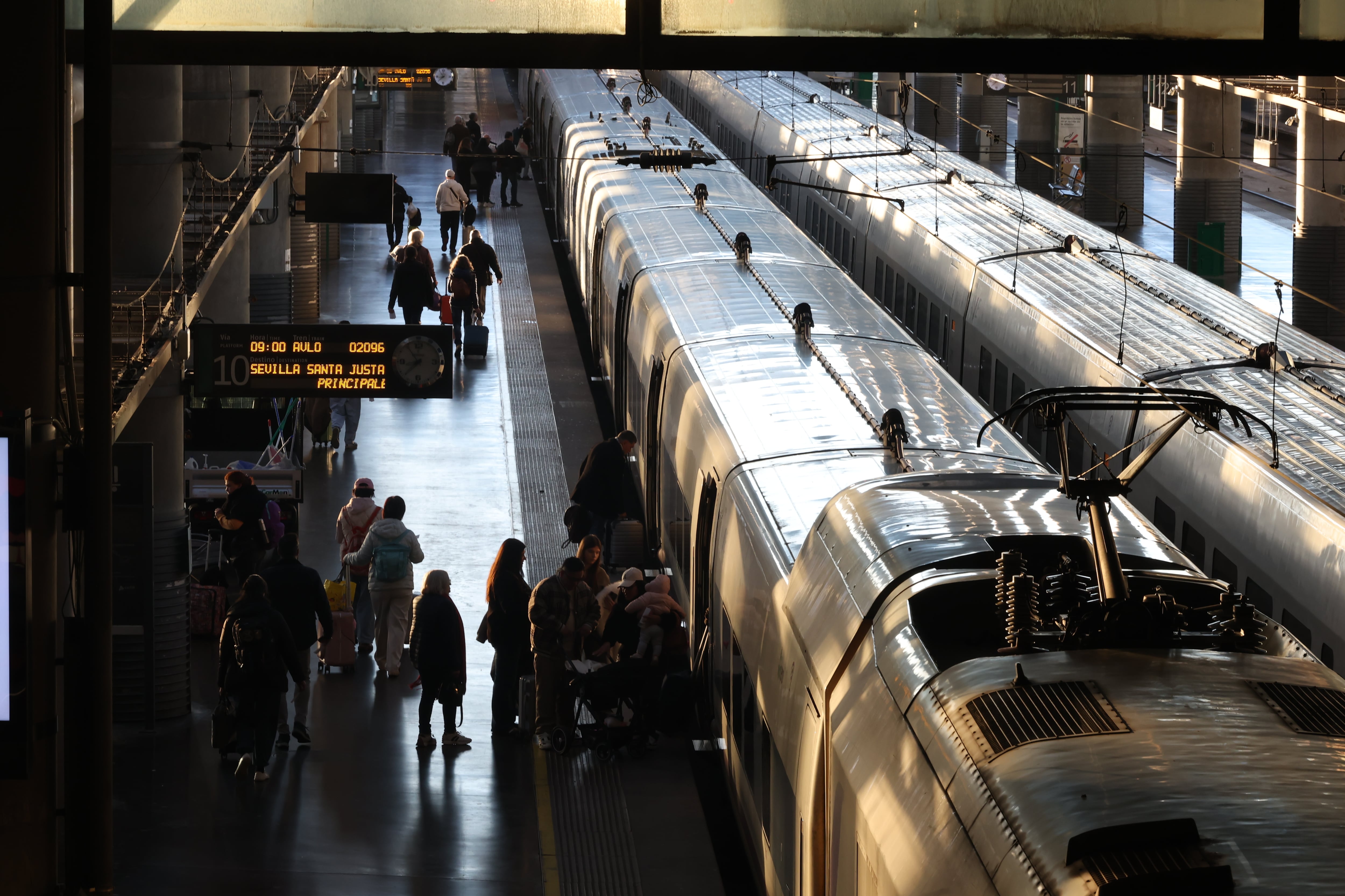 Varios pasajeros se suben a tren AVE con destino Sevilla en la estación de Atocha en Madrid en una fotografía de archivo