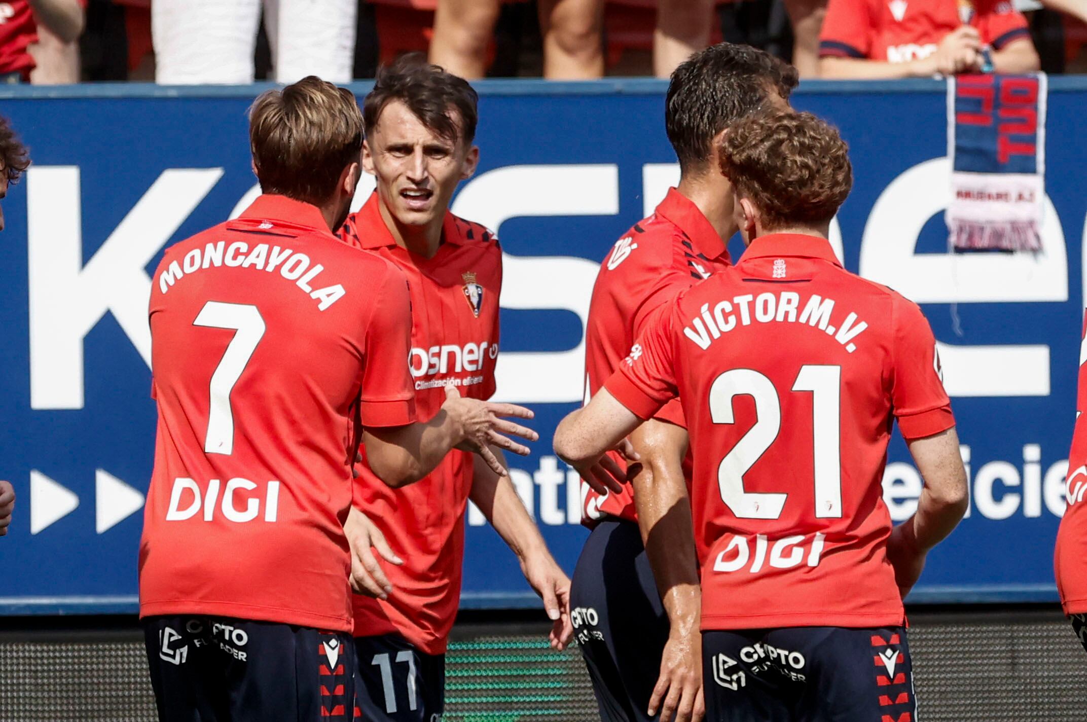 Budimir felicitado por Moncayola y Víctor tras marcar el gol de la victoria en el Sadar ante el Valencia