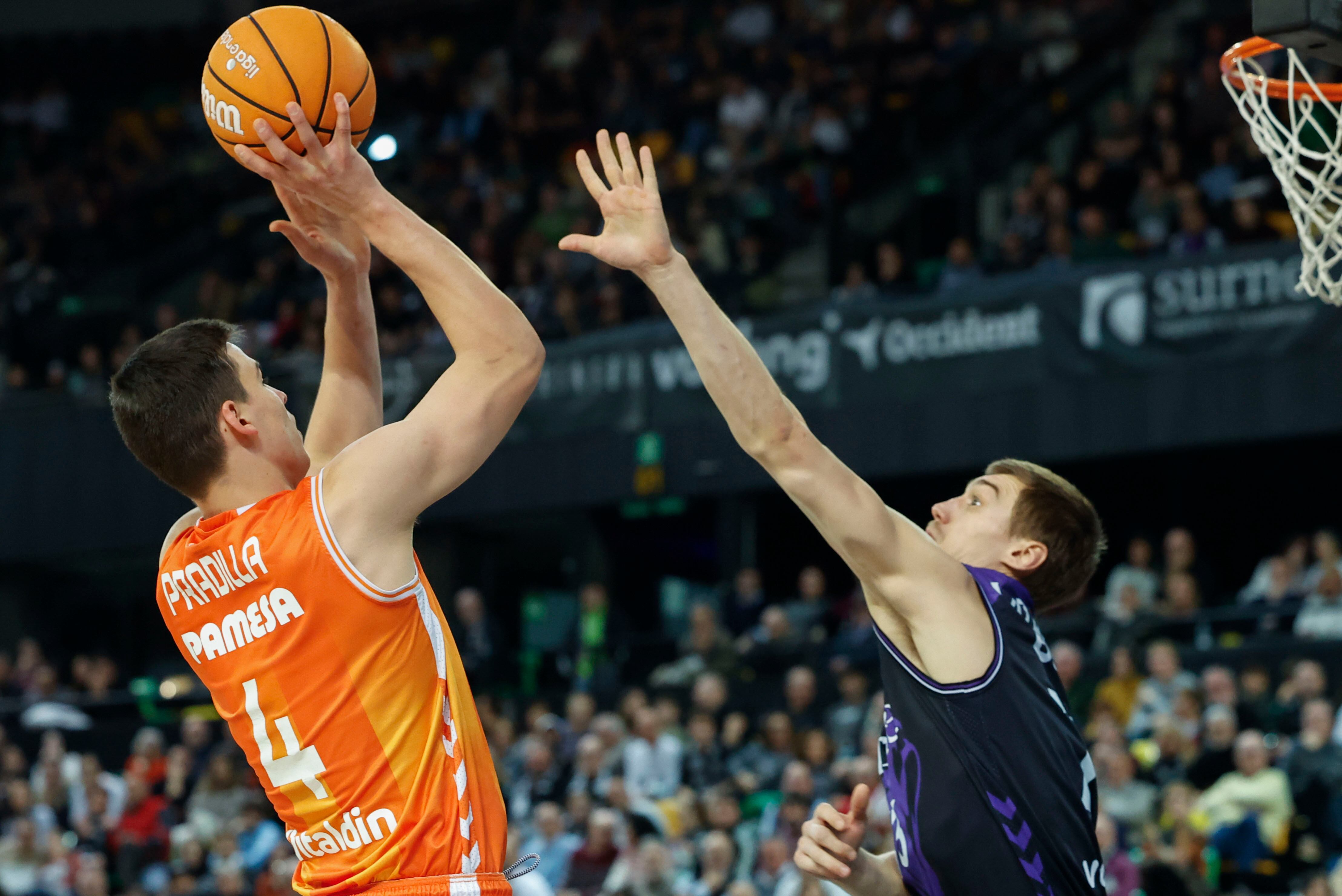 BILBAO, 02/01/2026.- El ala pívot del Valencia Jaime Pradilla (i) lanza a canasta ante el alero serbio del Surne Bilbao, Stefan Lazarevic, durante el partido de Liga Endesa de baloncesto que se disputa este viernes en el Bilbao Arena. EFE/ Miguel Toña