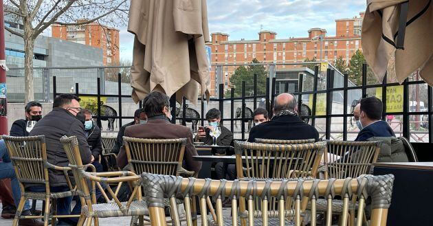 El grupo de altos cargos de la Junta, sentados en la terraza