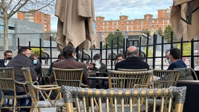 El grupo de altos cargos de la Junta, sentados en la terraza