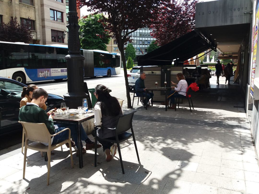 Mesas separadas en uno de los bares que esta mañana han abierto sus terrazas en Oviedo