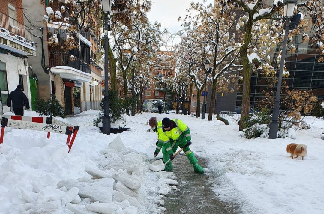 Operarios de Esmasa trabajan para despejar las vías de hielo y nieve