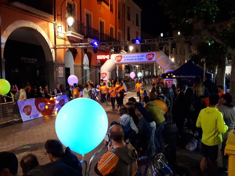 Cientos de espectadores asistieron a la llegada del millar de participantes de la prueba por las calles ribereñas.