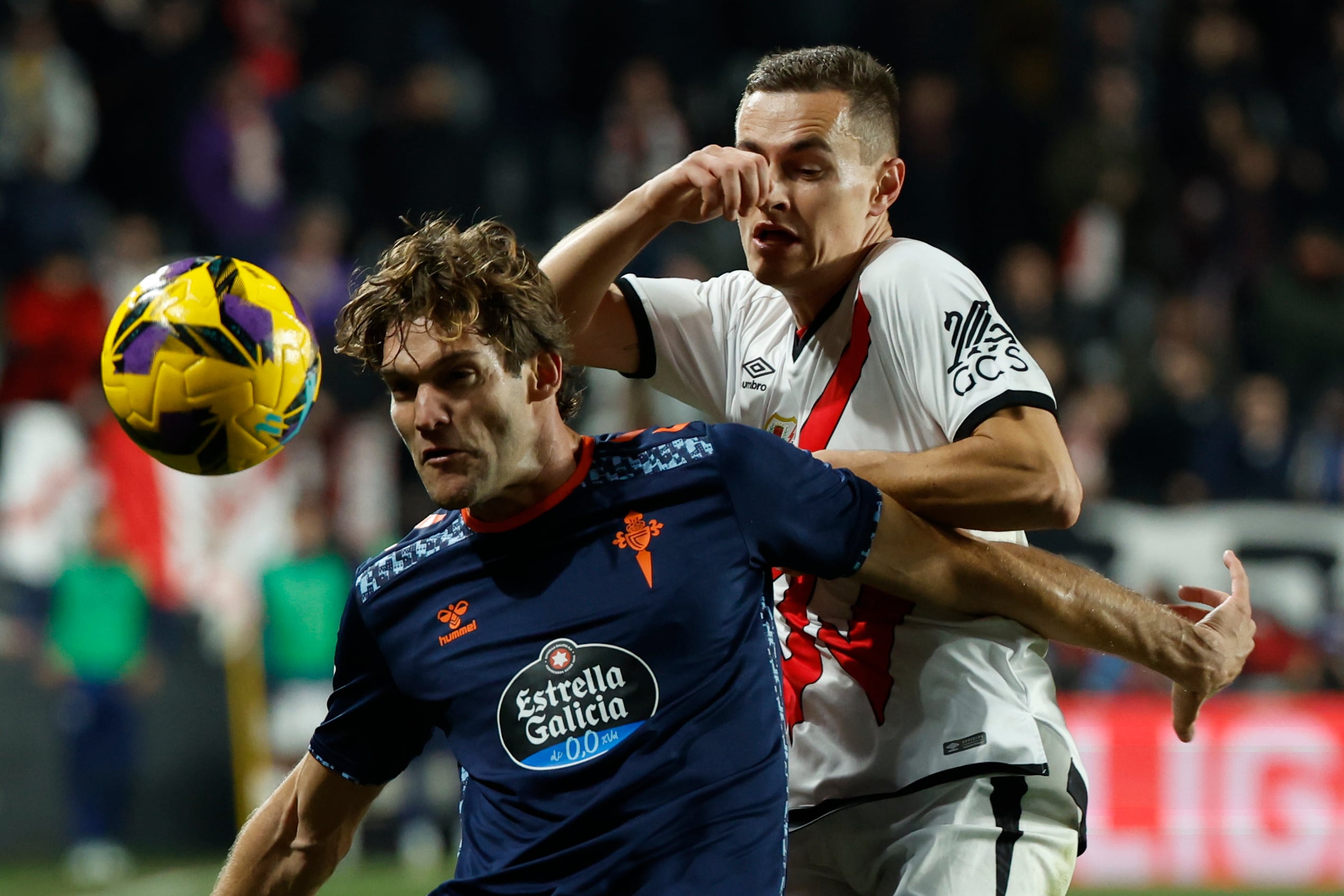 MADRID, 10/01/2025.- El defensa del Celta Marcos Alonso (i) lucha con Jorge De Frutos, del Rayo, durante el partido de la jornada 19 de LaLiga que Rayo Vallecano y Celta de Vigo disputan este viernes en el estadio de Vallecas. EFE/Juanjo Martín
