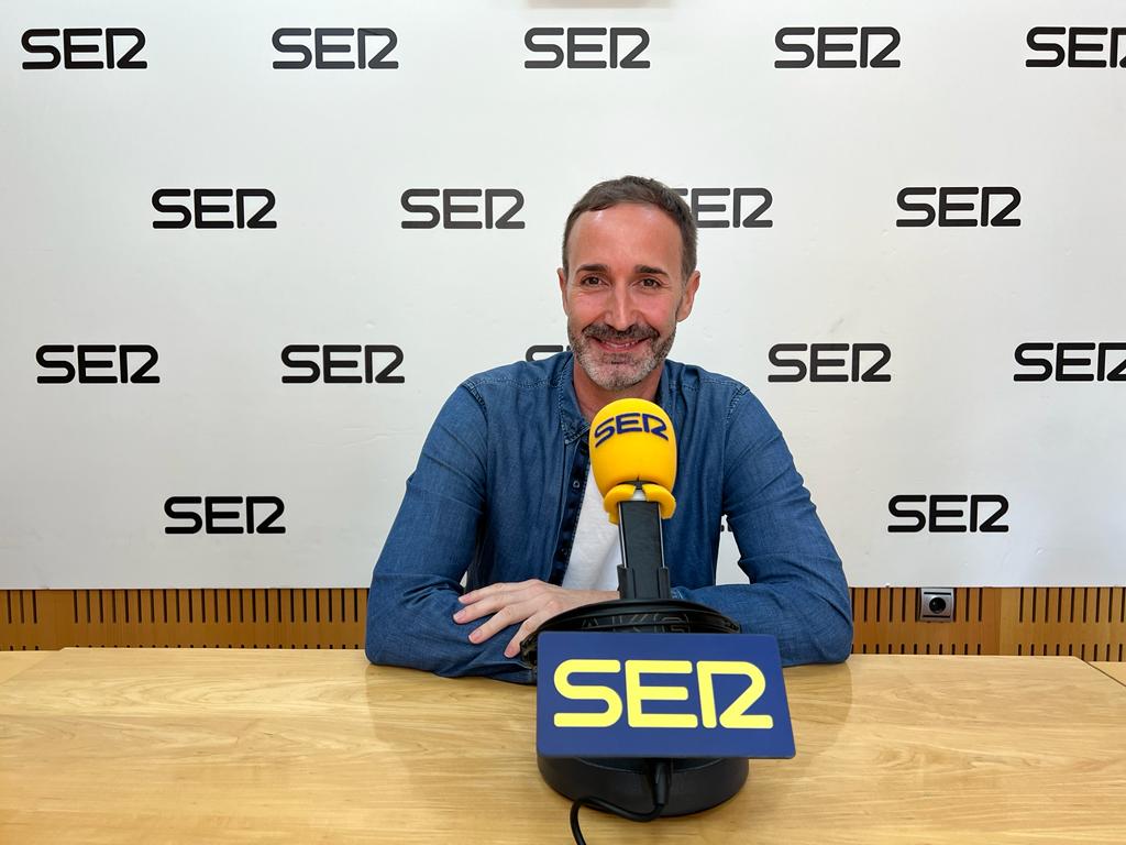 Sito Alonso en los estudios de Radio Murcia