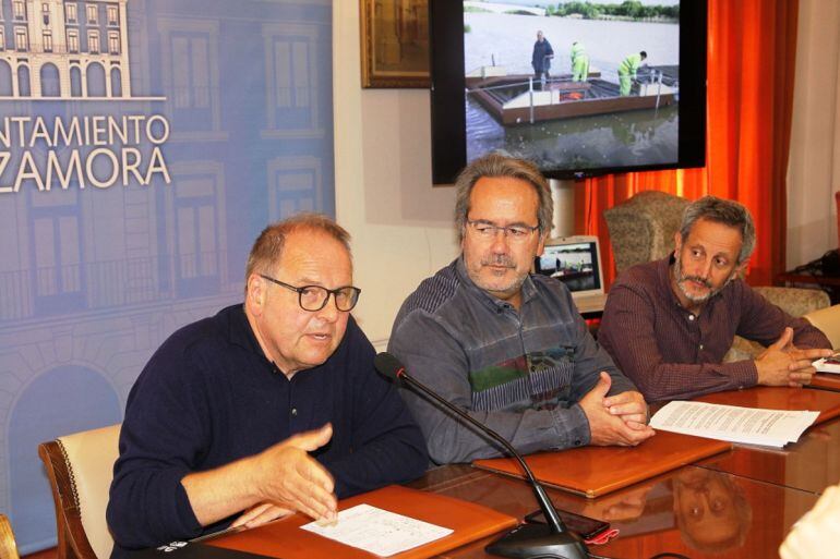 Chistoph Strieder, Francisco Guarido y Romualdo Fernández en la rueda de prensa posterior al Consejo de Ministros