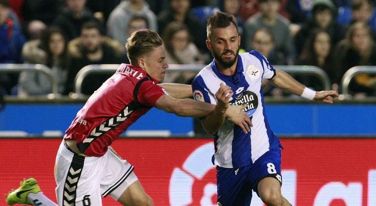 Emre Colak  pugna por la pelota con Marcos Llorente