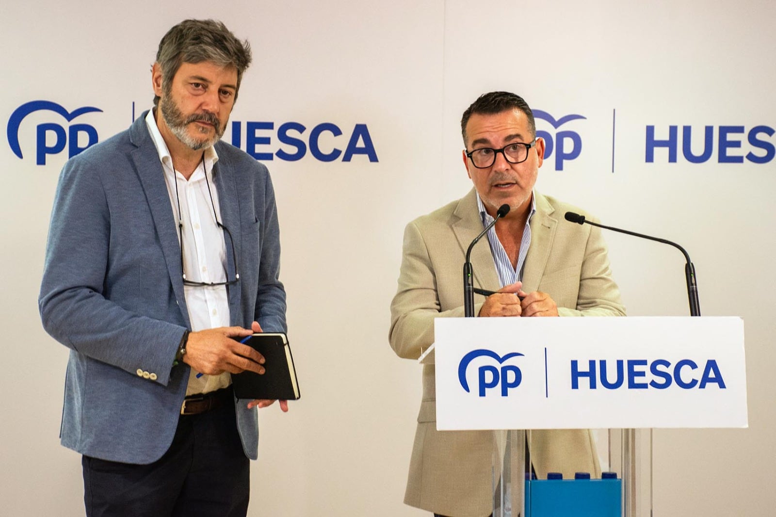 Los populares Gerardo Oliván (izq.) y Javier Folch (dcha.) hacen balance del primer año de legislatura