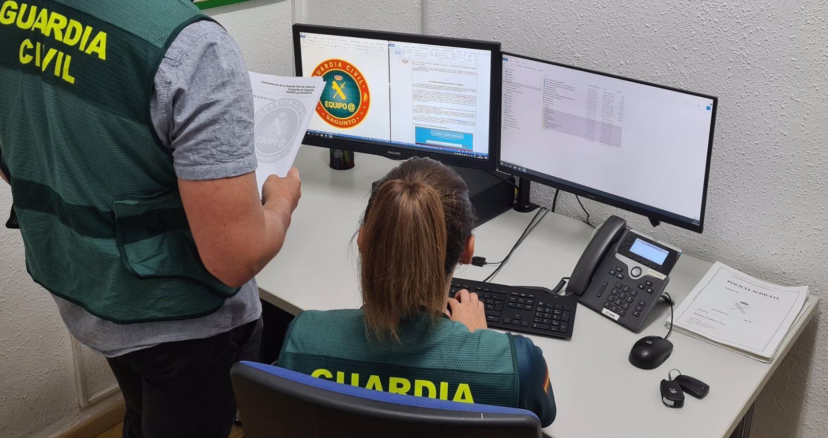 Dos investigadores de la Guardia Civil