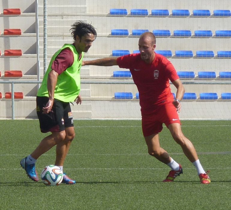 Fran Yeste, de rojo, frente a Cañadas en un entrenamiento