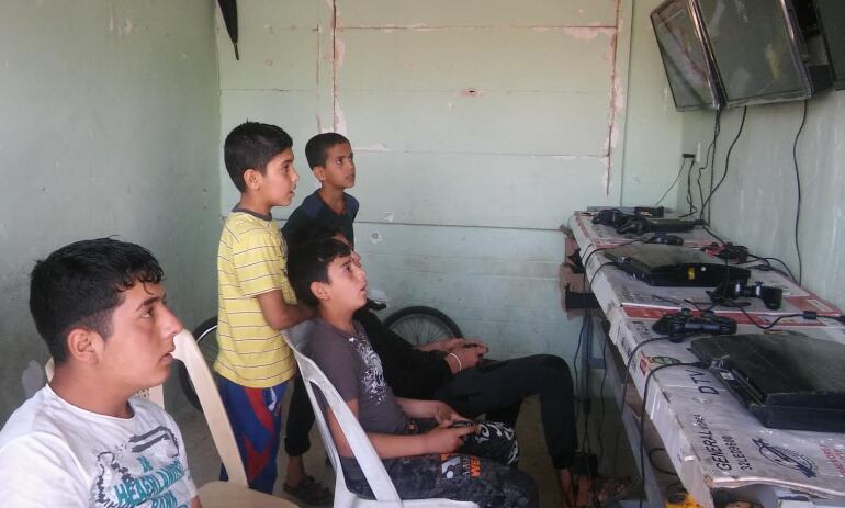 Un grupo de chicos juega a las videoconsolas en un local de Mosul, algo prohibido durante el tiempo del ISIS