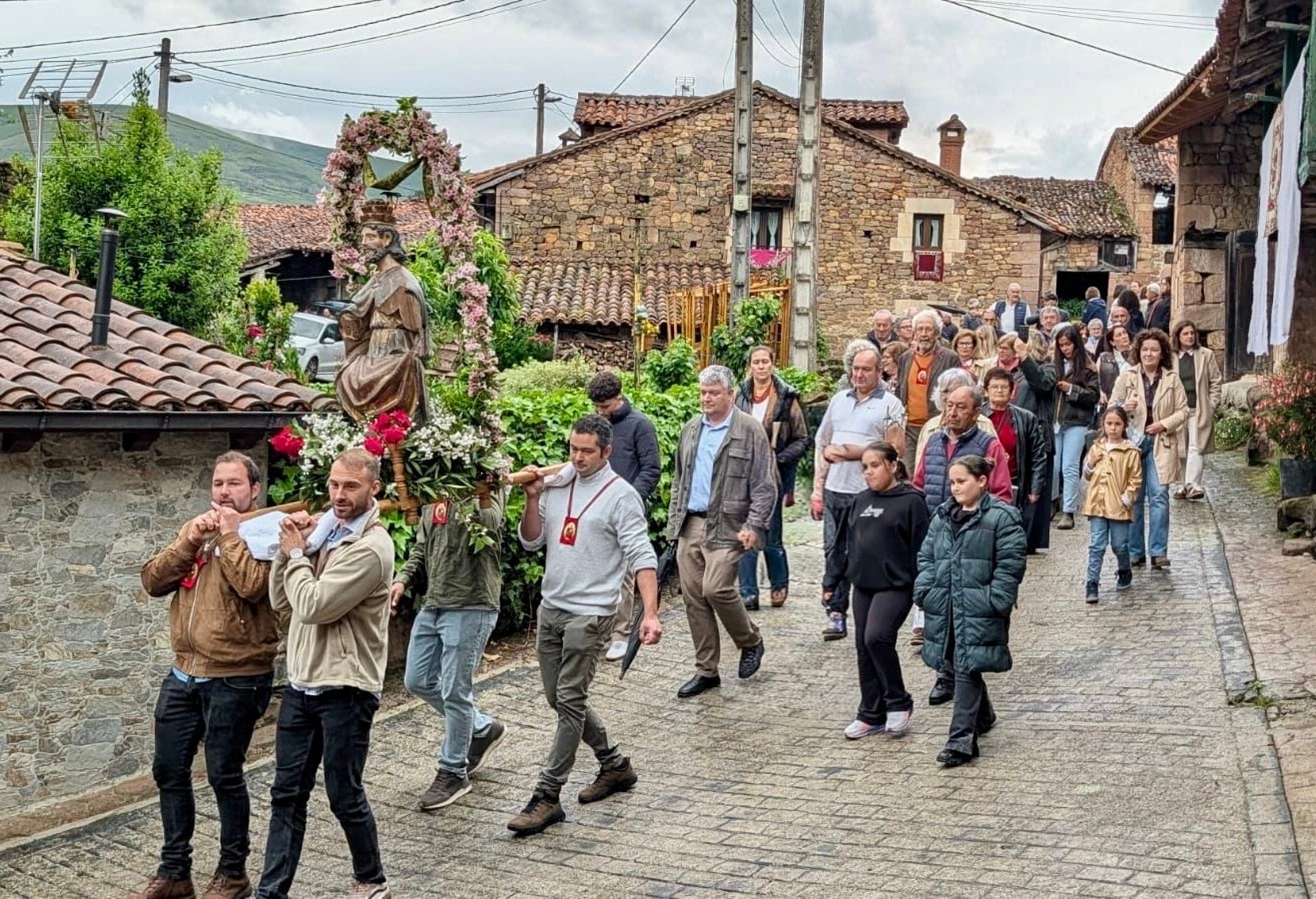 La talla de San Pedro traslada a Carmona tras permanecer desde la Guerra Civil en la Colegiata de Santillana.